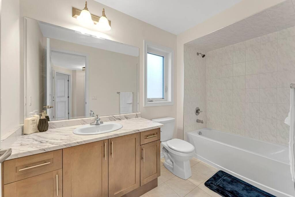 Luxurious 4 Bedroom In Hamilton, Sleeps 10 * Hamilton