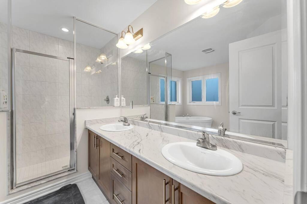 Luxurious 4 Bedroom In Hamilton, Sleeps 10 *