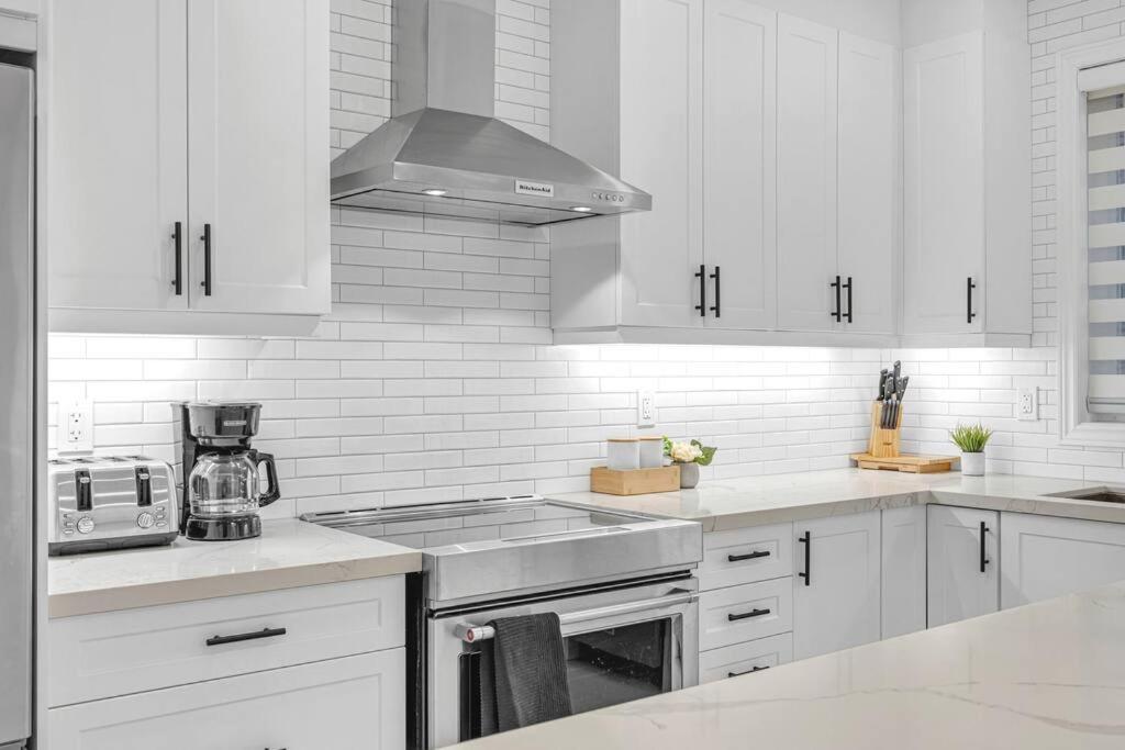 Luxurious 4 Bedroom In Hamilton, Sleeps 10 Hamilton