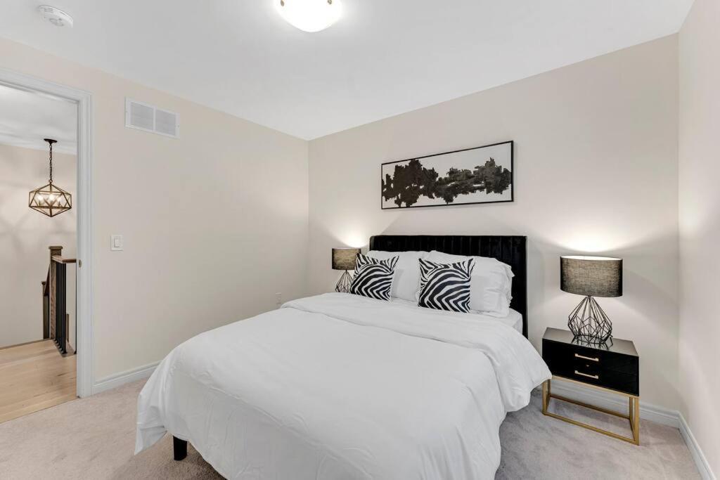 Luxurious 4 Bedroom In Hamilton, Sleeps 10 * Hamilton