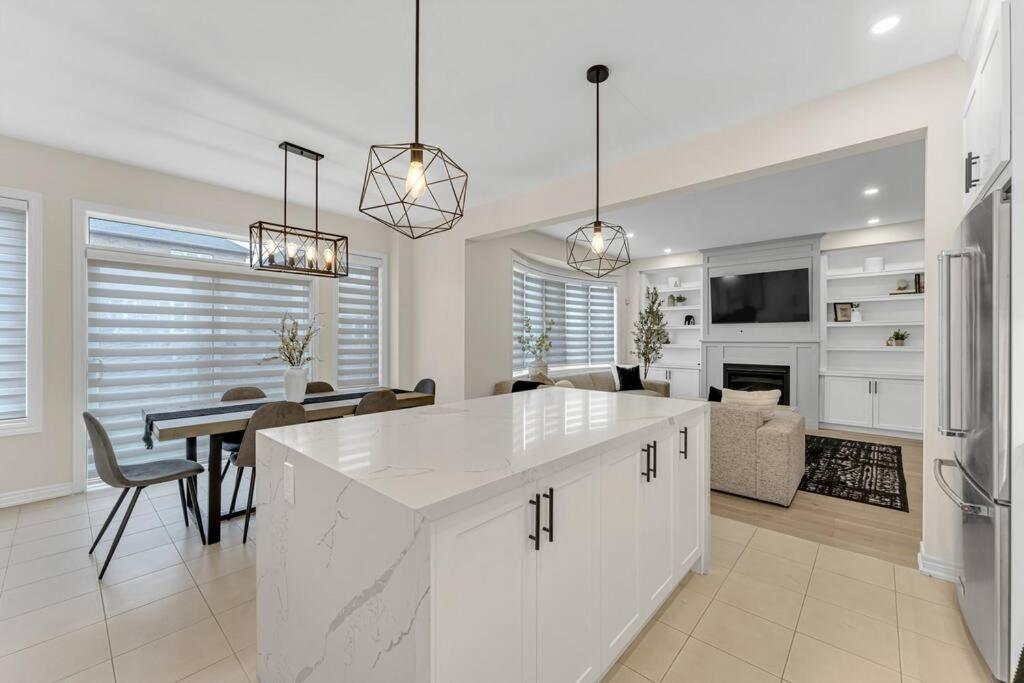 Luxurious 4 Bedroom In Hamilton, Sleeps 10