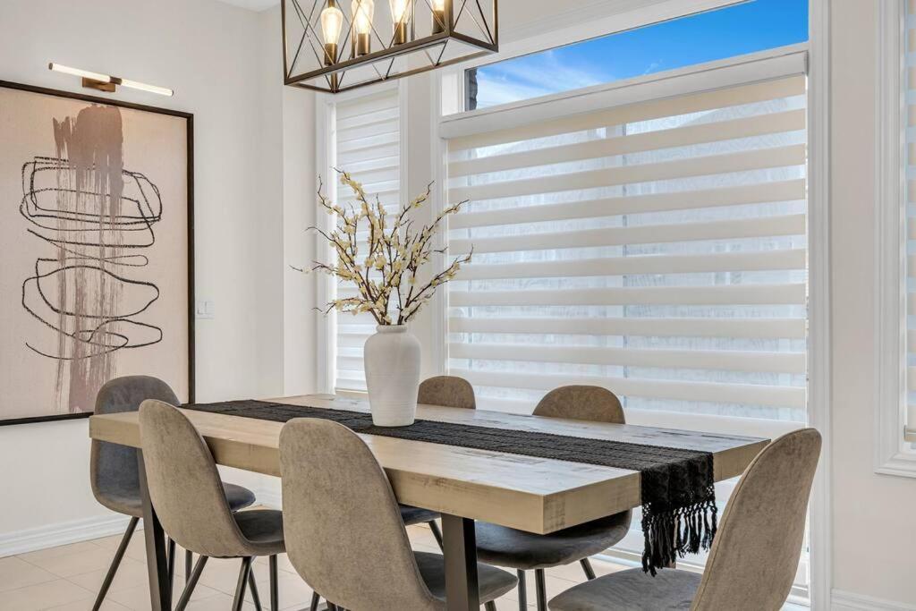 Luxurious 4 Bedroom In Hamilton, Sleeps 10 Villa Hamilton