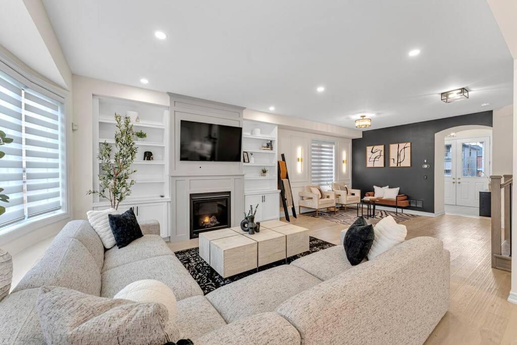 Luxurious 4 Bedroom In Hamilton, Sleeps 10 Hamilton