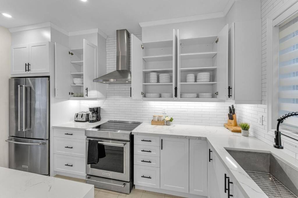 Luxurious 4 Bedroom In Hamilton, Sleeps 10 * Hamilton