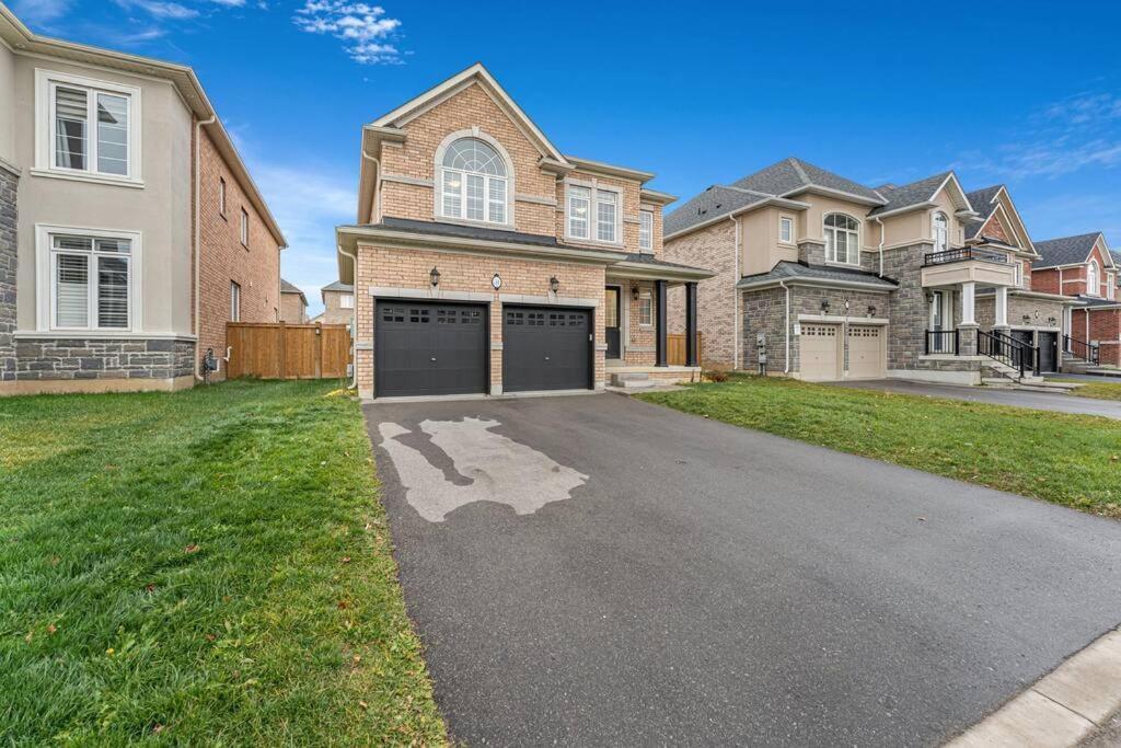 Luxurious 4 Bedroom In Hamilton, Sleeps 10 Villa *