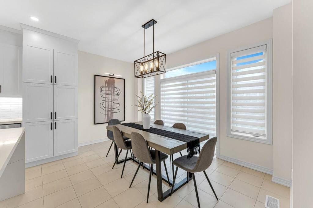 Luxurious 4 Bedroom In Hamilton, Sleeps 10