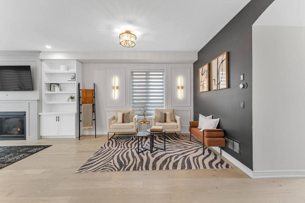 Luxurious 4 Bedroom In Hamilton, Sleeps 10 *