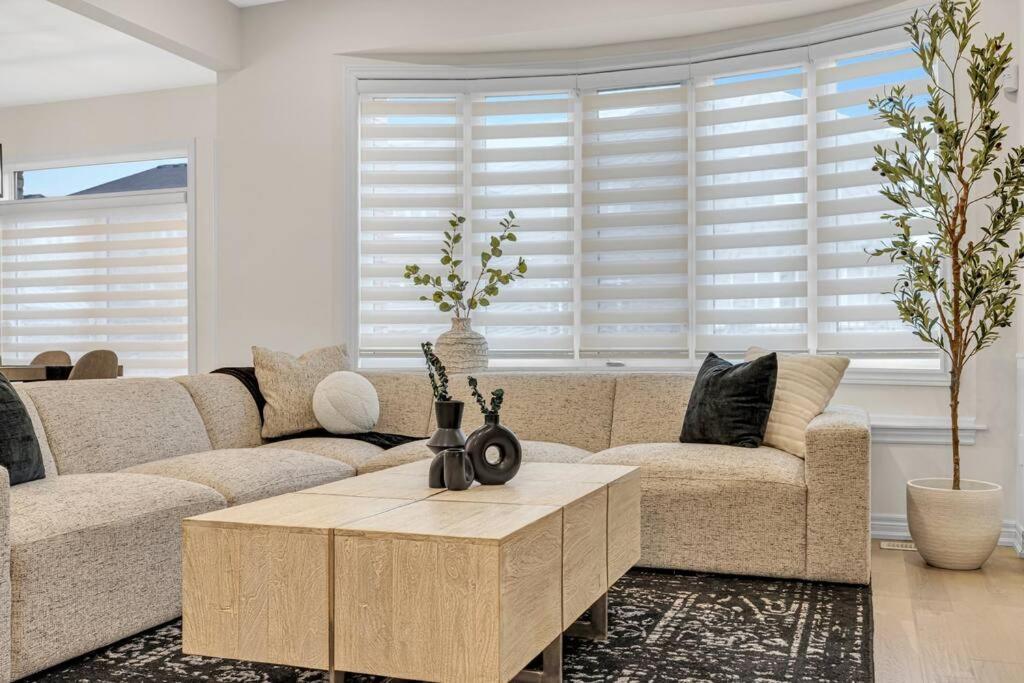 Luxurious 4 Bedroom In Hamilton, Sleeps 10 *