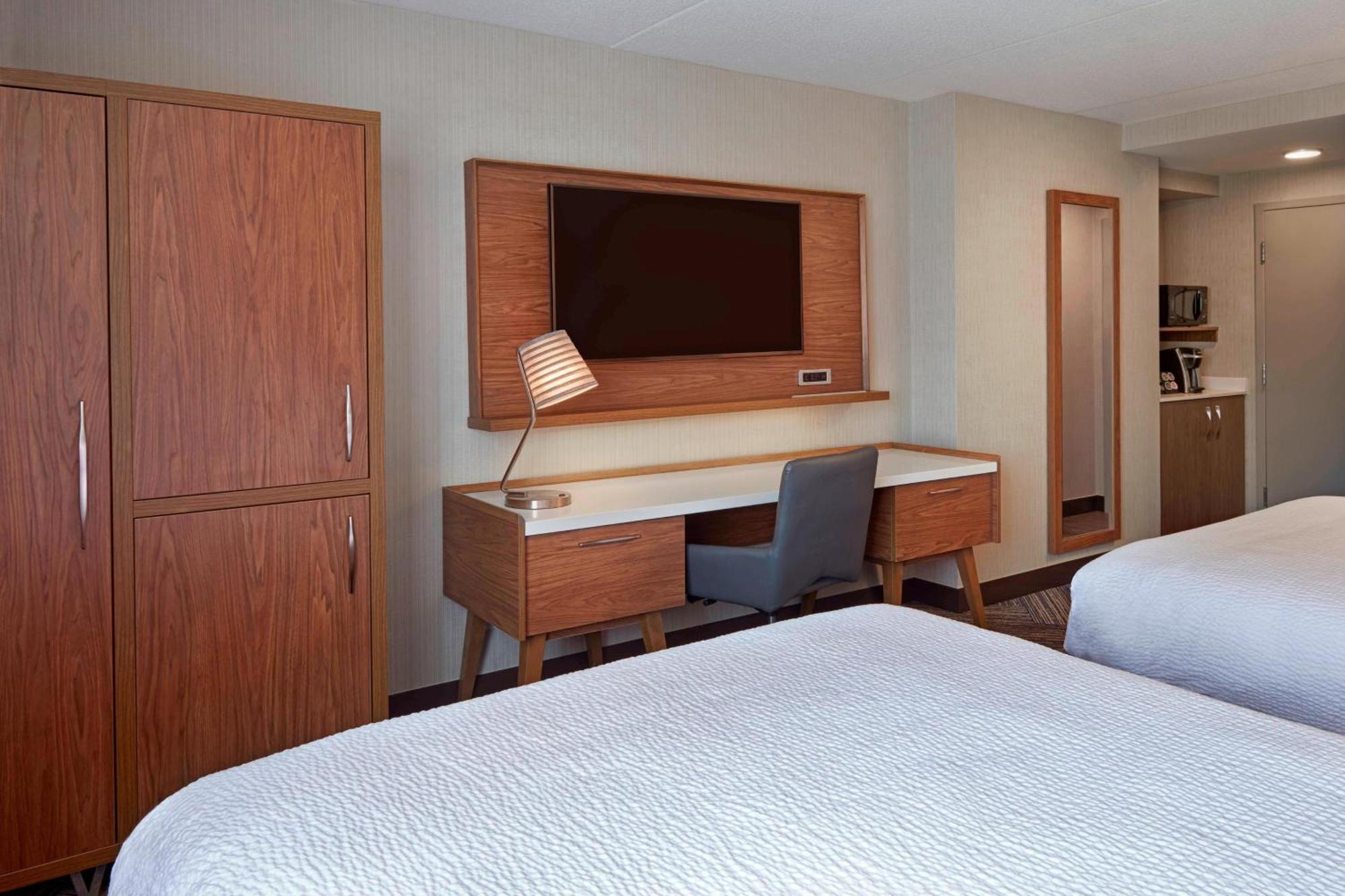 Four Points By Sheraton - Stoney Creek Hotel