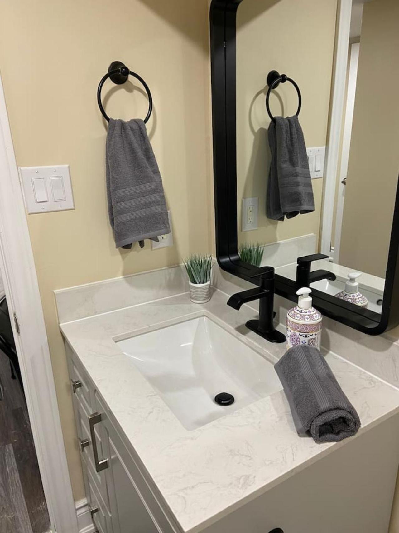 Chic 2bed Gem Prime Location To Dt Hospital Ticats Holiday home Hamilton