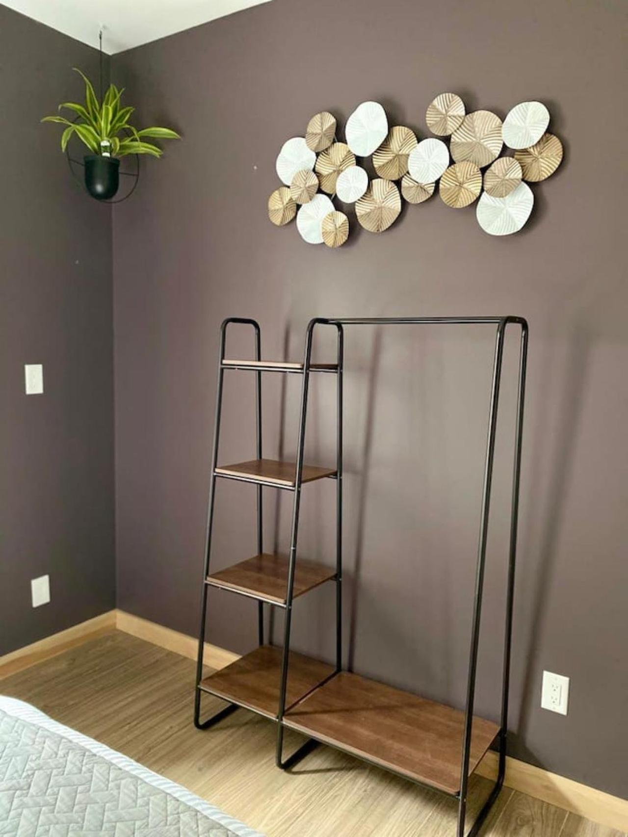 Stylish Modern 2 Bedroom House Across From Hamilton