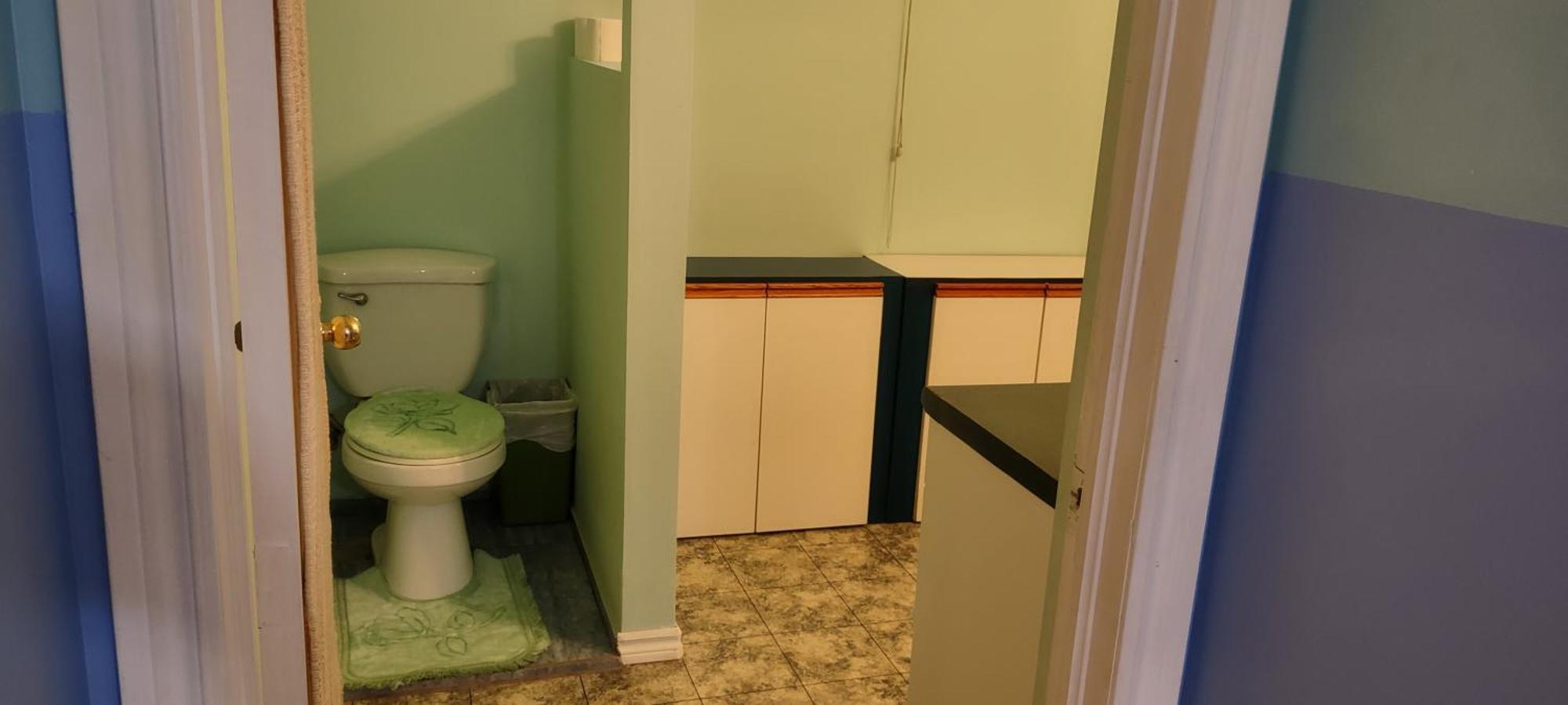 2 Bdrm 3 Min Walk To Mcmaster * Hamilton