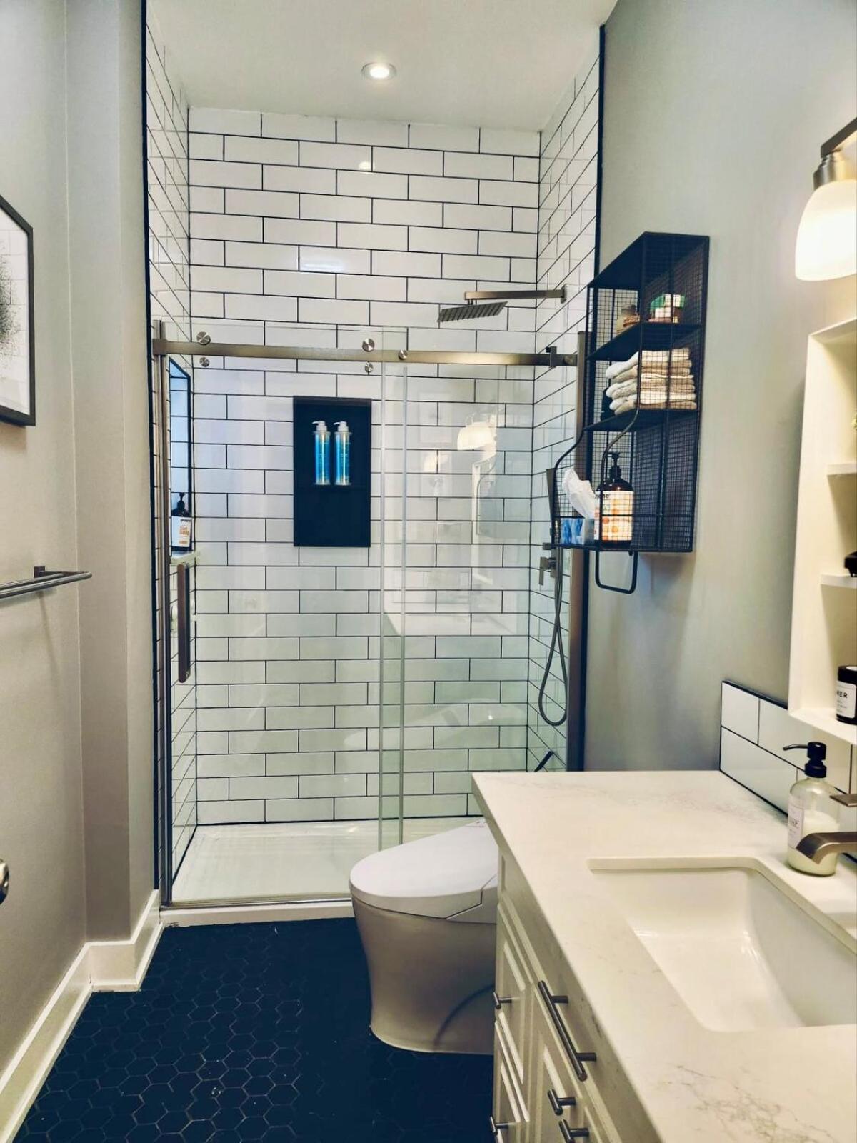 West Harbour Retreat - Prime Location With Hot Tub