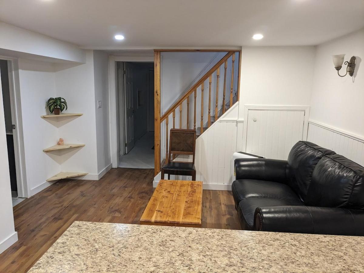 Bright And Cheery Separate Unit Apartment *