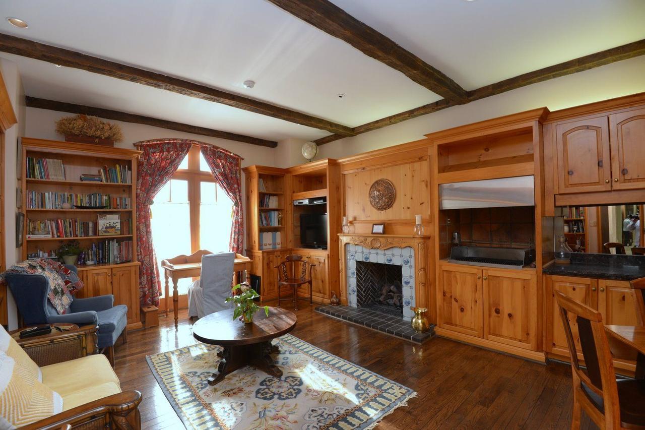 Guest house Downtown Near Airport & St. Joseph's Hospital Hamilton