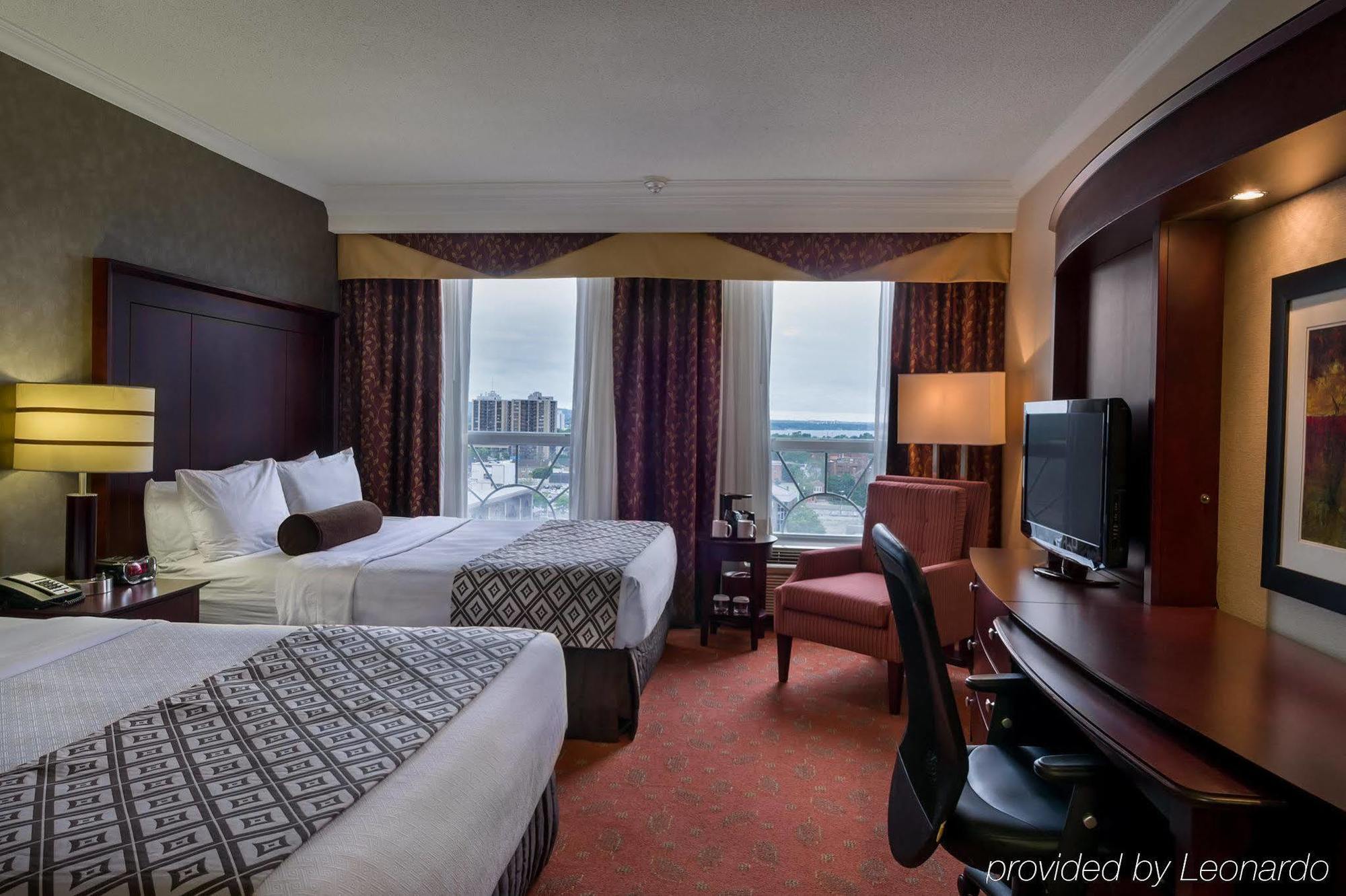 Plaza And Conference Center 4*