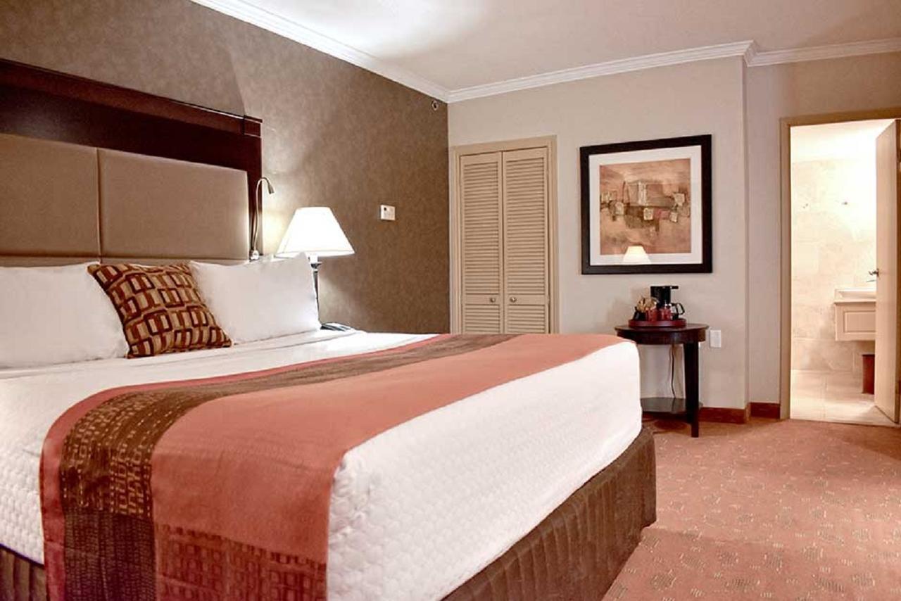 Plaza And Conference Center 4*
