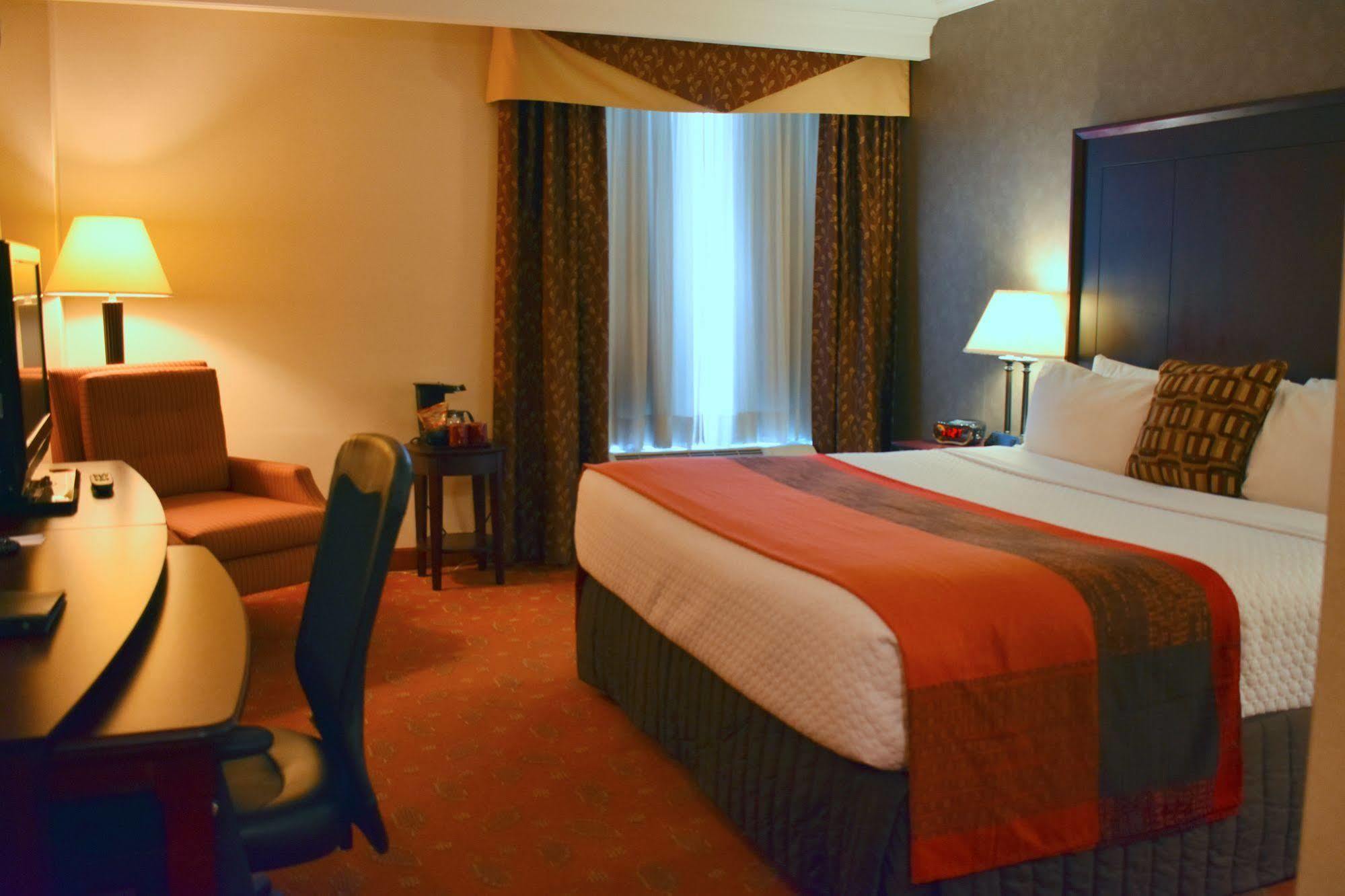 Plaza And Conference Center 4*