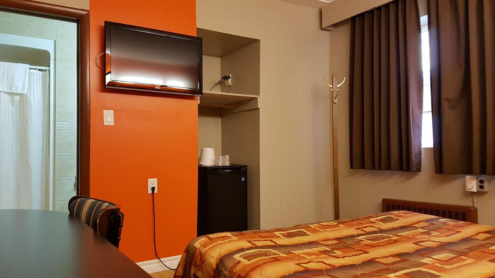 Budget 2000 Inn