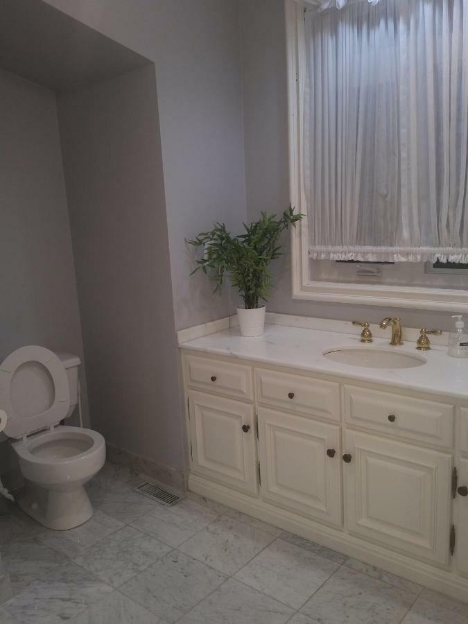 Downtown Near Airport & St. Joseph's Hospital Guest house *