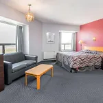 Super 8 Mount Hope/Hamilton International Airport