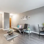 Glenview West Apt With Patio - Near Downtown