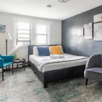 Newly Renovated Modern Studio On James St South