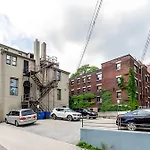 Modern 2Br Condo - Centrally Located Downtown