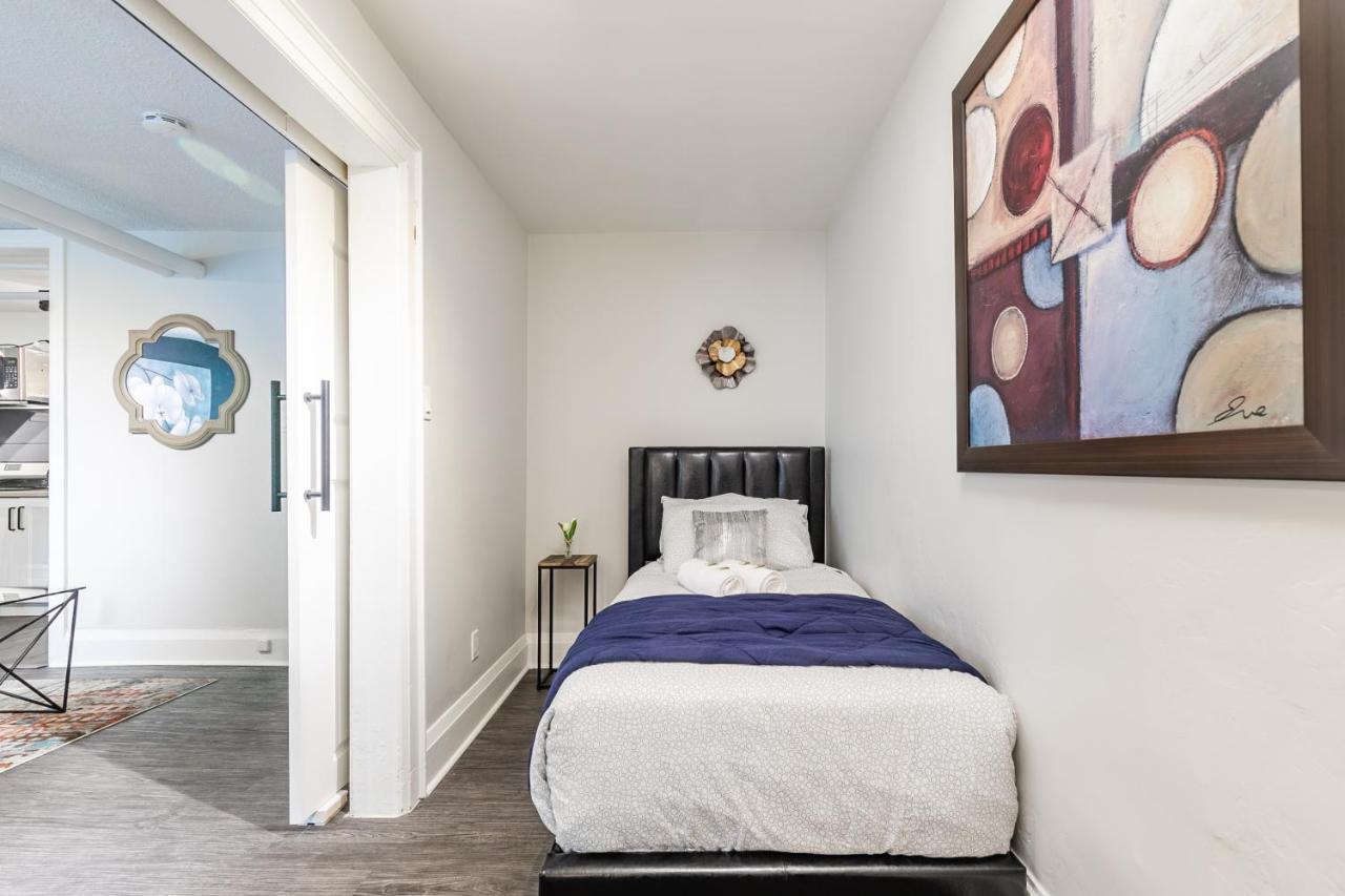 Upscale 2br - Boutique - Prime Location Downtown! Apartment Hamilton