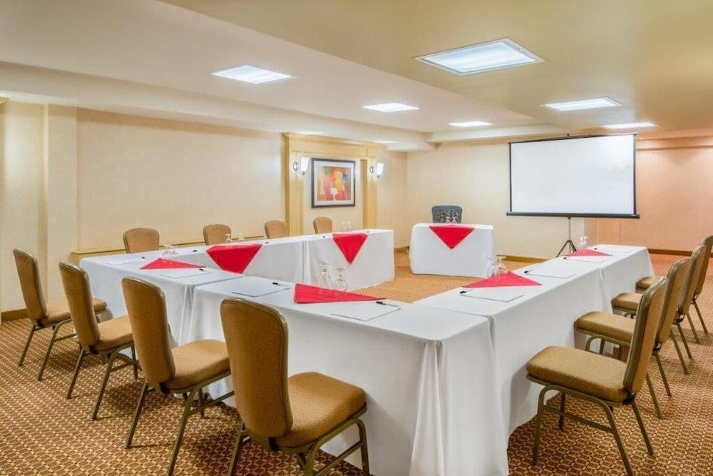 Plaza And Conference Centre Hotel