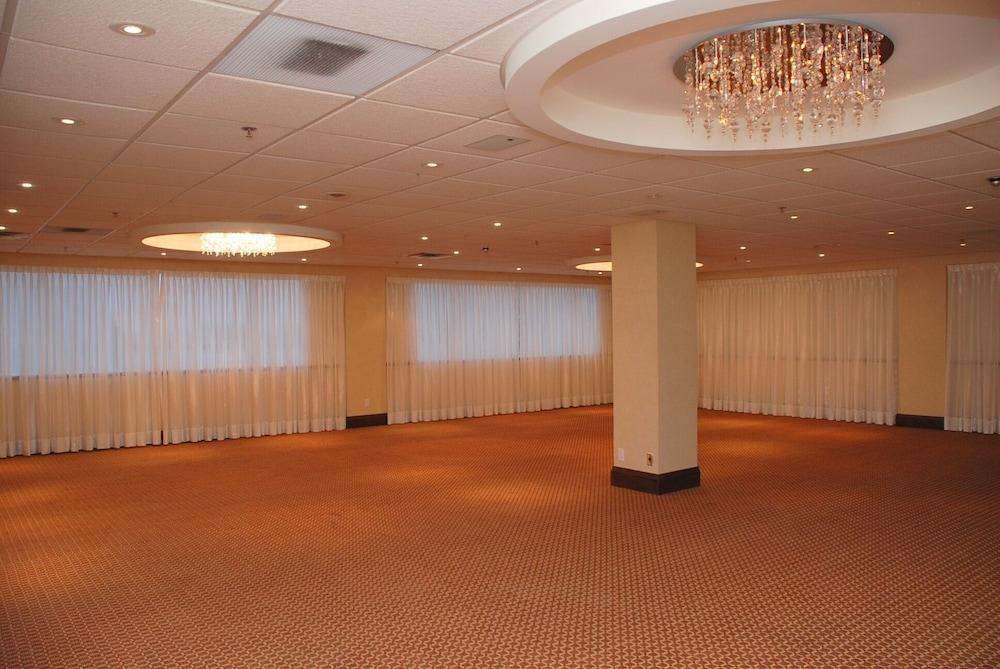 Hotel Plaza And Conference Centre 3*