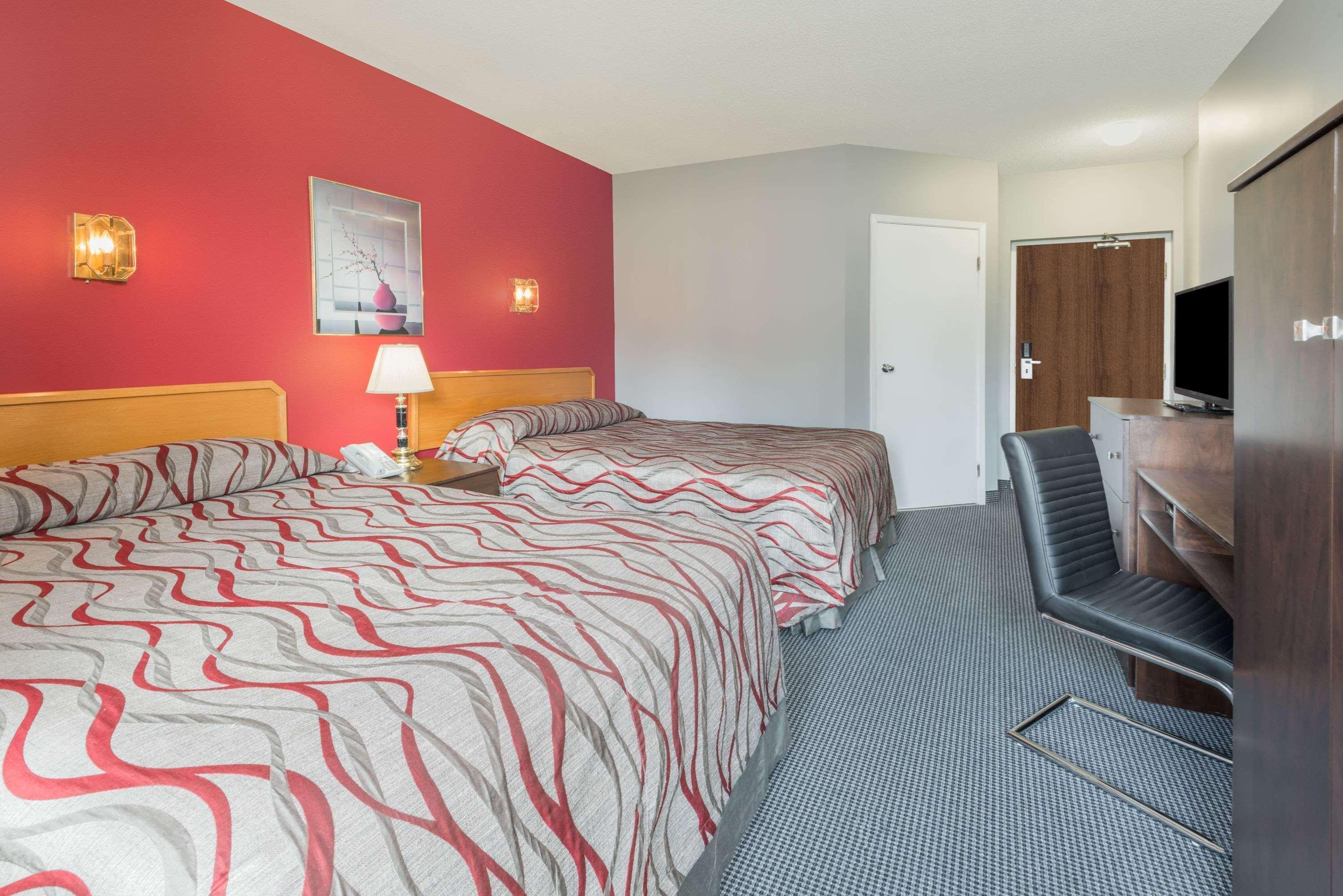 Super 8 Mount Hope/hamilton International Airport 2*