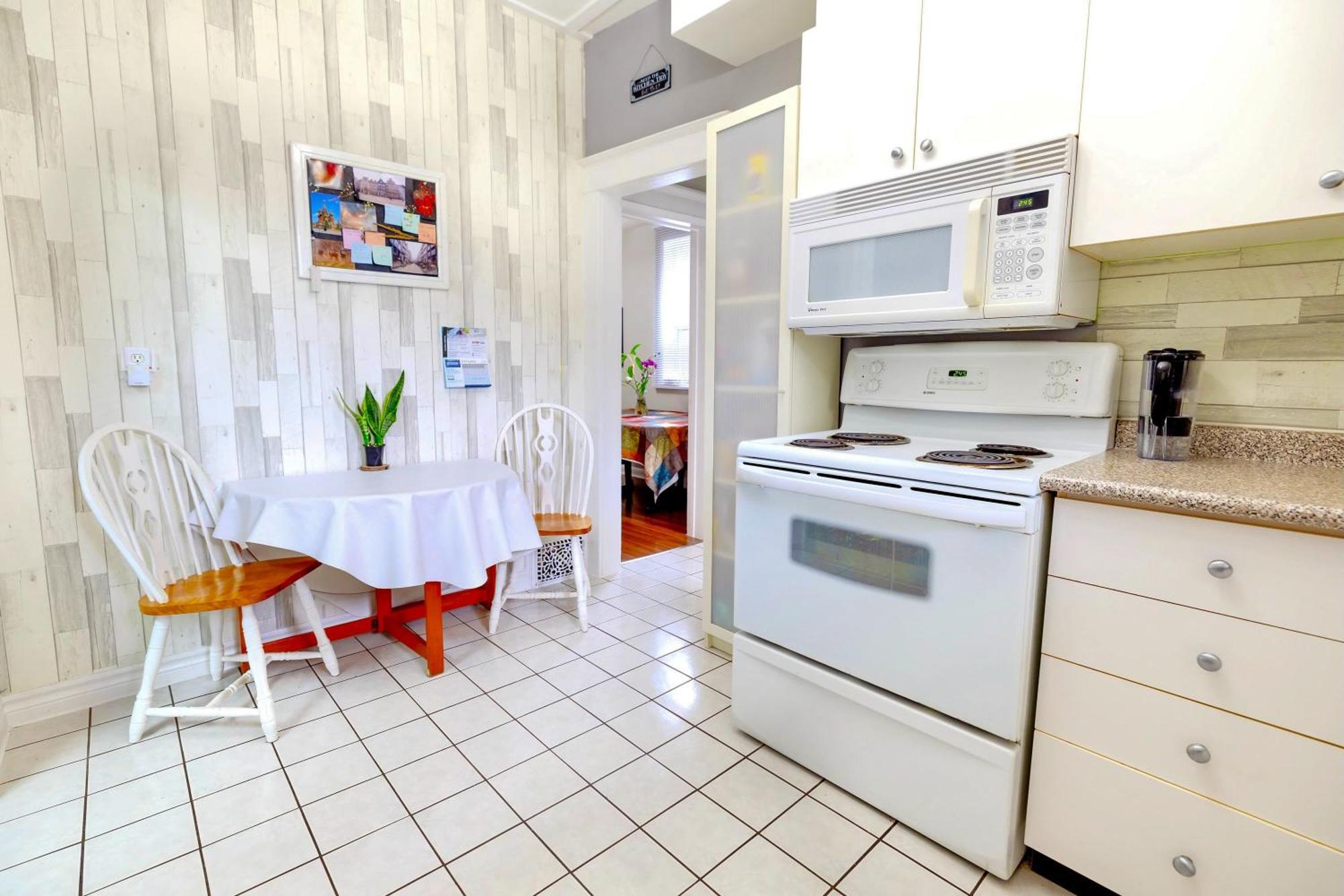 Holiday home Charming Corktown With Bbq Grill & Backyard *