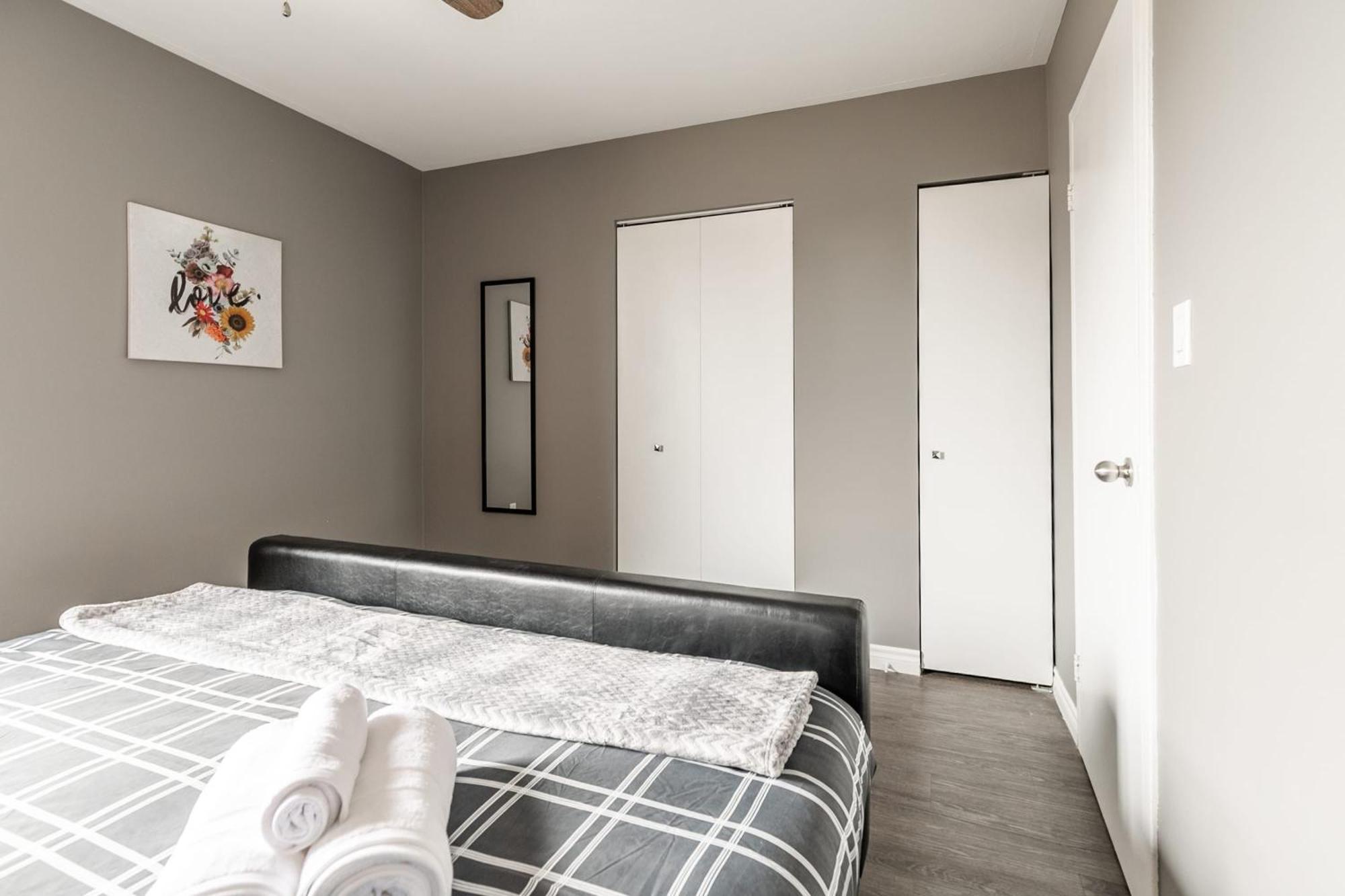 Glenview West With Patio - Near Downtown