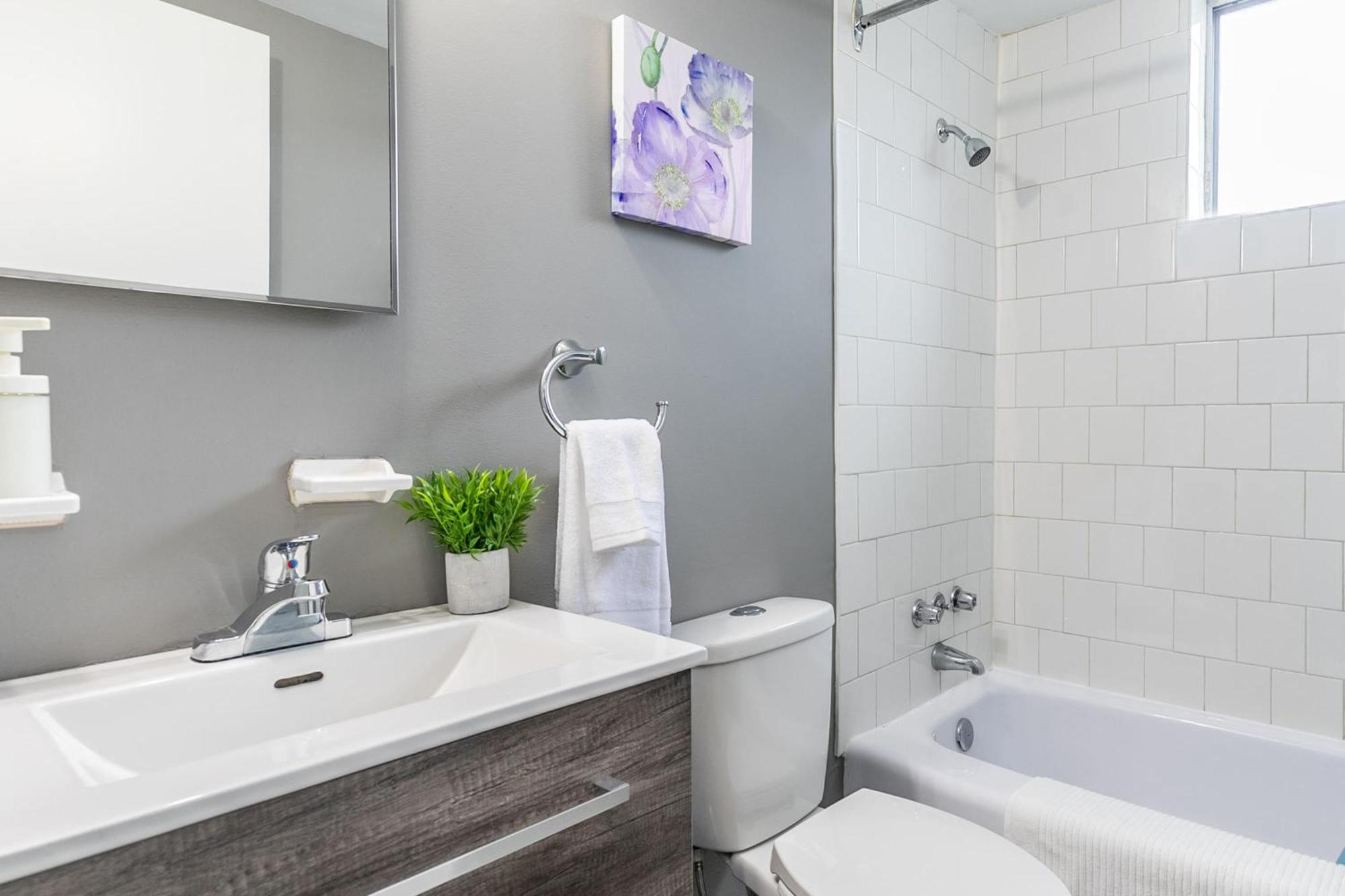 Glenview West With Patio - Near Downtown *
