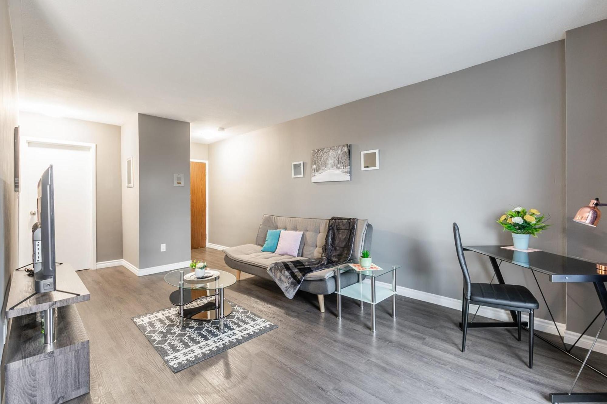 Glenview West With Patio - Near Downtown Apartment *