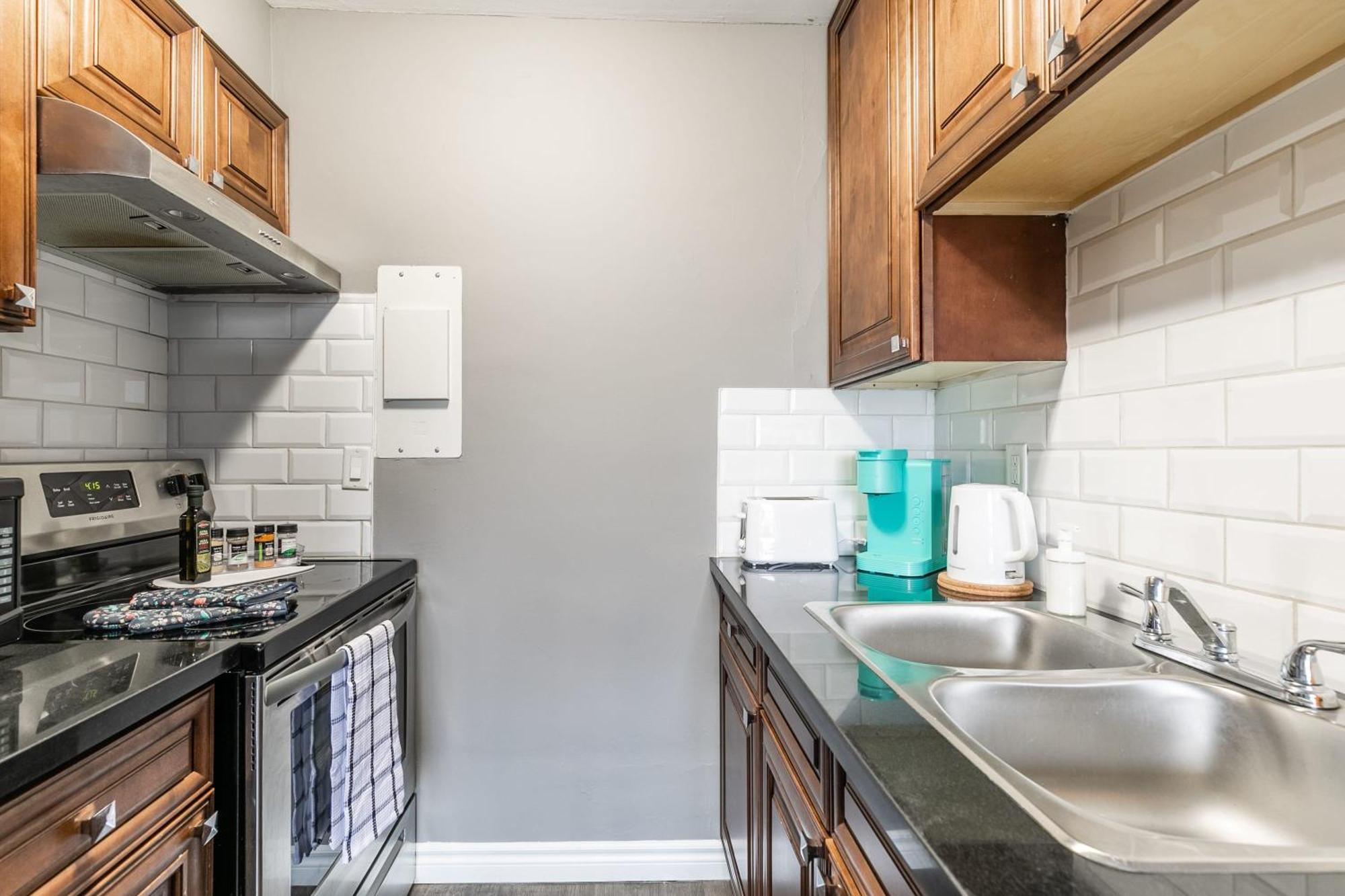 Glenview West With Patio - Near Downtown