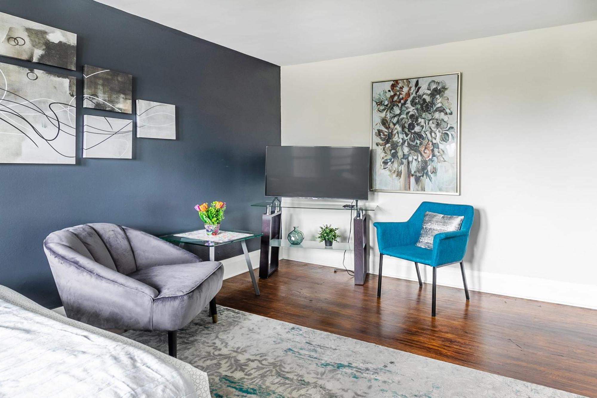 Newly Renovated Modern On St South Apartment