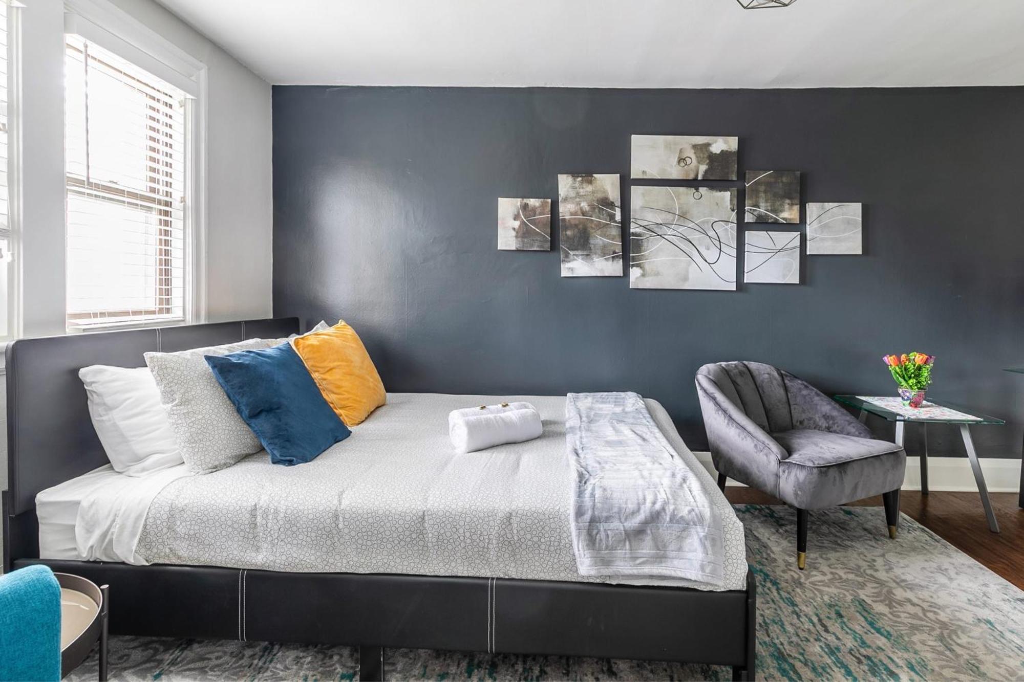 Newly Renovated Modern On St South * Hamilton
