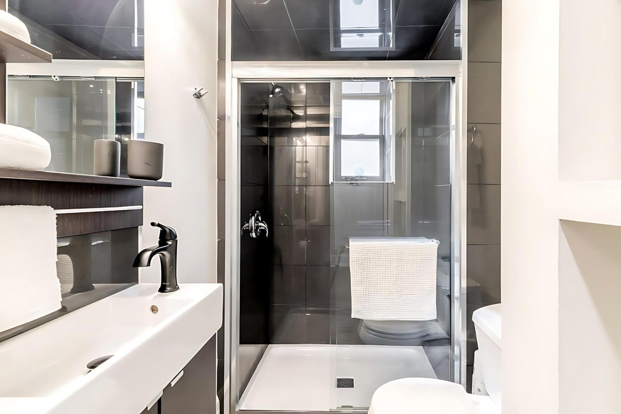Modern 2br - Centrally Located Downtown *