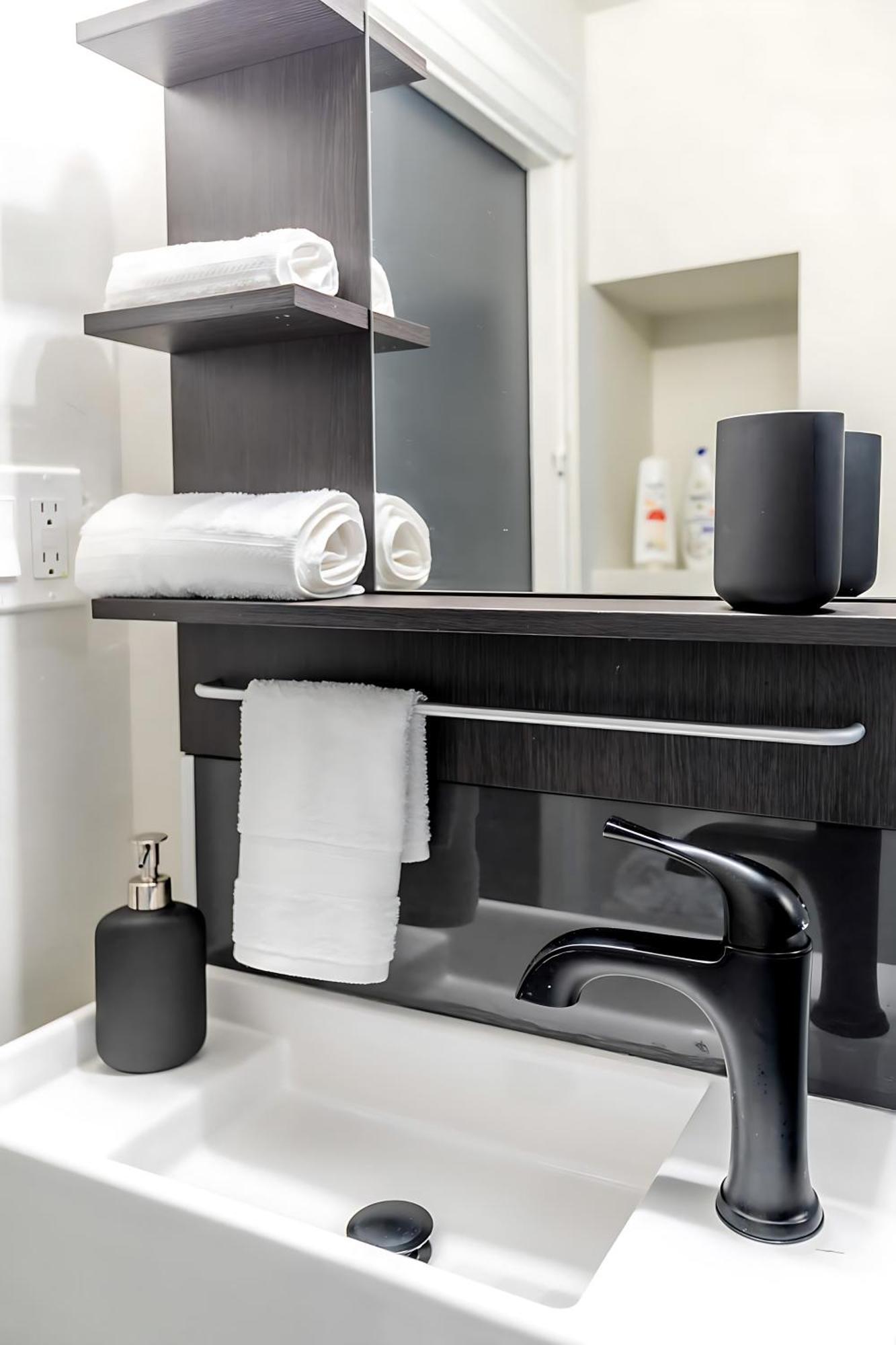 Modern 2br - Centrally Located Downtown Apartment Hamilton