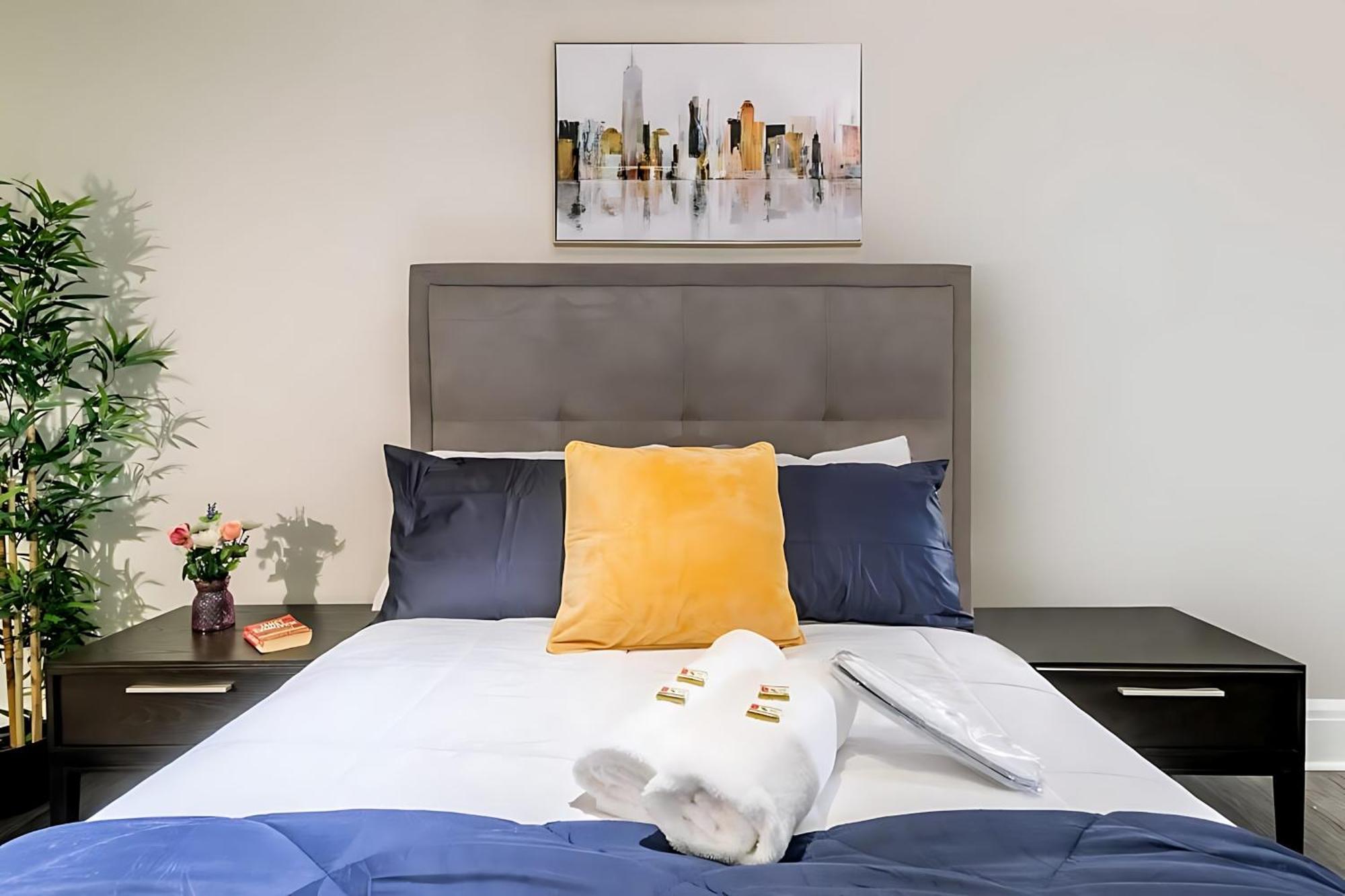 Modern 2br - Centrally Located Downtown Apartment *