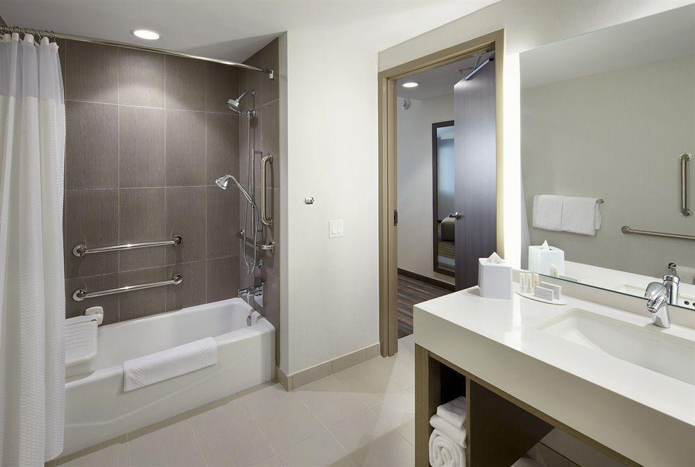 Courtyard By Marriott Hotel Hamilton